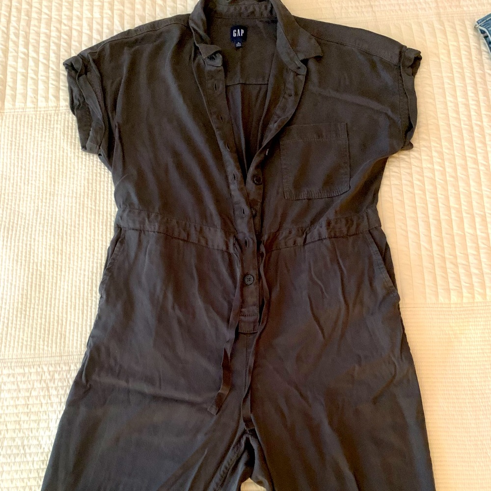 Gap women’s gray jumpsuit. Size small.